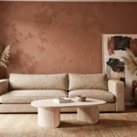 Salon scandinave tendance décoré avec un canapé en lin, une table en travertin et des ornements en herbe de la pampa